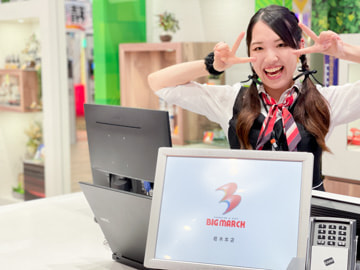 スロット店のホール・カウンターstaff